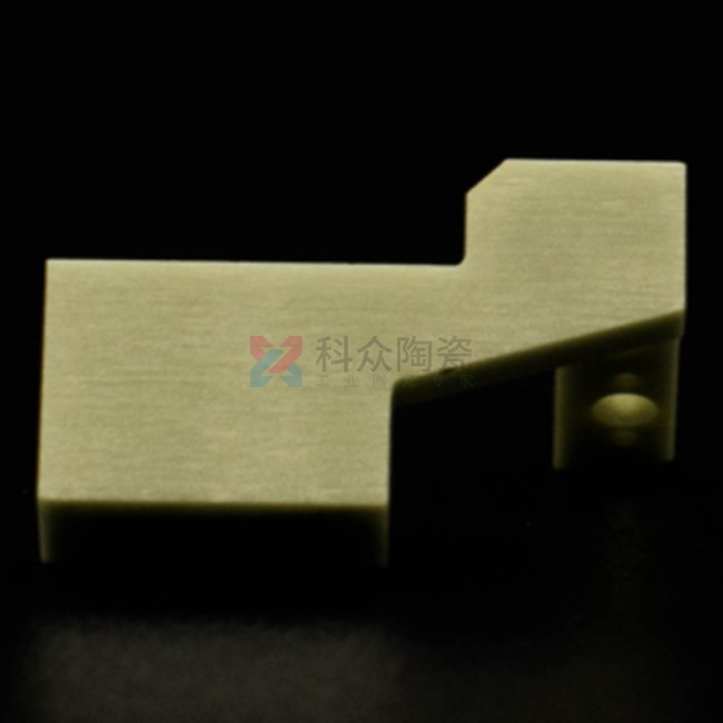 在工業(yè)行業(yè)中，科眾陶瓷廠是一家生產(chǎn)氧化鋯氧化鋁陶瓷零件廠家，在加工工藝上有特殊的優(yōu)勢(shì)存在，今天給大家介紹一種加工成型工藝，陶瓷注塑加工。